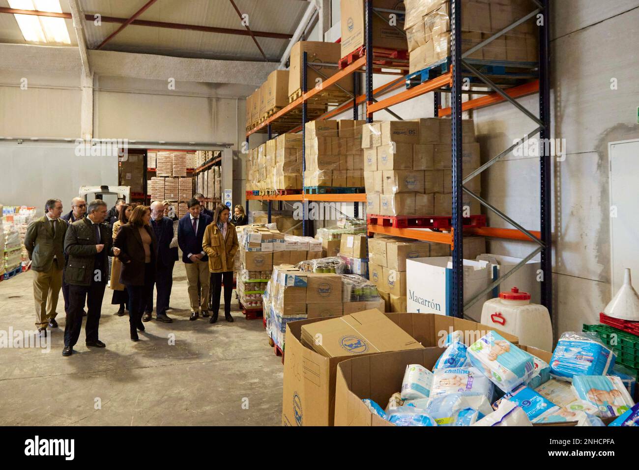 The Minister of Agriculture, Water and Rural Development of the Junta de Andalucía, Carmen Crespo, during the delivery of a donation of products to the Food Bank of Seville at the headquarters of MercaSevilla, January 19, 2023 in Seville (Andalusia, Spain). The Minister of Agriculture, Fisheries, Water and Rural Development, Carmen Crespo, and the president of Cooperativas Agro-alimentarias de Andalucía, Juan Rafael Leal, deliver a donation of products to the Food Bank of Seville. 19 JANUARY 2023 Joaquin Corchero / Europa Press 01/19/2023 (Europa Press via AP) Banque D'Images