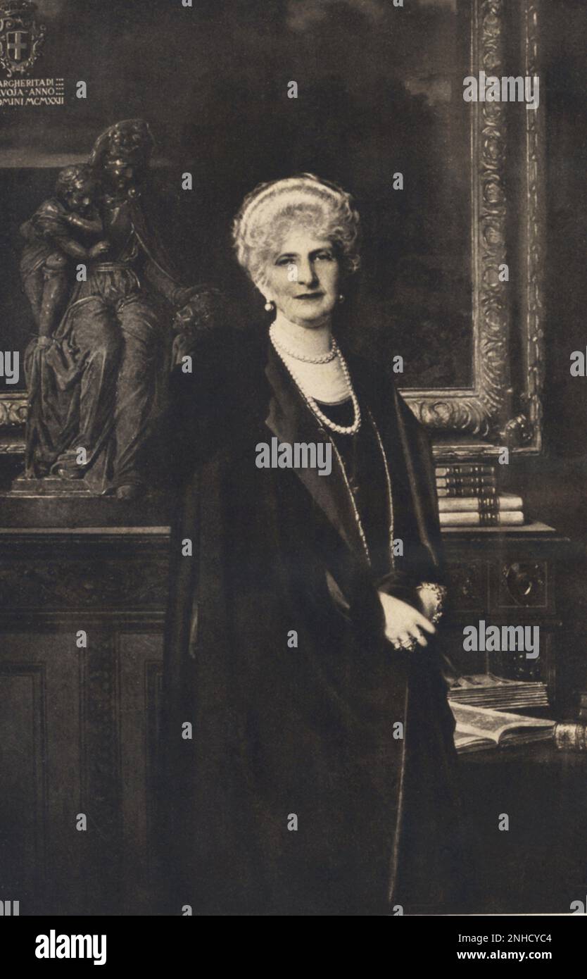 1922 environ , Bordighera , Italie : la Reine mère MARGHERITA di SAVOIA ( 1851 - 1926 ) . Portrait du peintre VITTORIO CORCOS - CASA SAVOIA - ITALIA - REALI - NOBILTA' ITALIANA - SAVOY - NOBLESSE - ROYALTIES - HISTOIRE - FOTO STORICHE - BELLE EPOQUE - perle - collana di - perla - collier - perles - ancienne femme - donna anziana vecchia - Bijou - bijoux - gioiello - gioielli - ARTE - ARTS VISUELS - arti visive --- Archivio GBB Banque D'Images