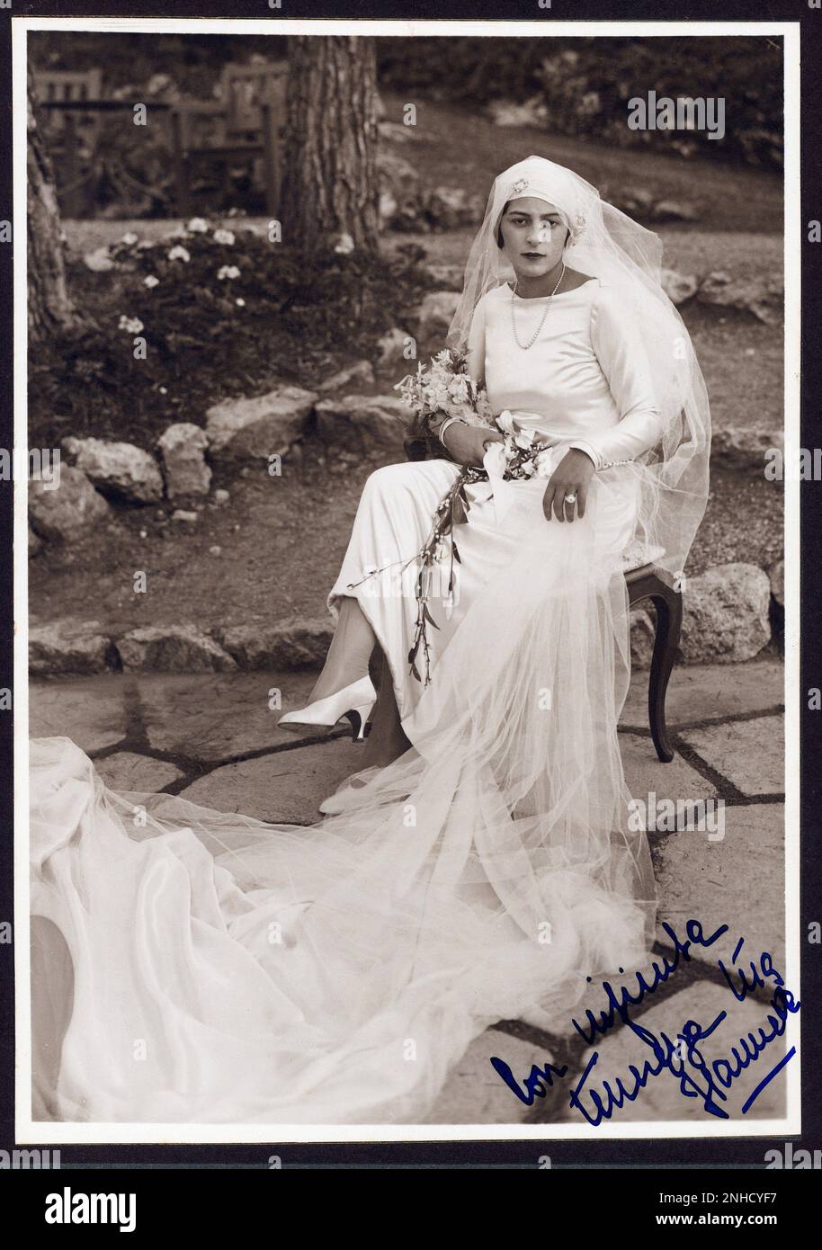 1925 environ , ITALIE : Une femme de nobloman italien non-désignée FIAMMETTA ( ou Hannette ) posant pour le photographe dans le jardin . - SPOSA - SPOSI - SPOSALIZIO - MATRIMONIO - sposalizio - JUSTE MARIÉ - MARIAGE - abito da sposa - cerimonia - robe de mariage - mazzo di fiori - bouquet - fleurs - voile - velo - strascico - cerimonia di nozze - FOTO STORICHE - HISTOIRE - album - vita privata - vie privée - Nobili italiani - nobiltà italiana - DONNA - MODE - MODA - costume - ANNI VENTI - 20's - '20 - collier de perles - collana di perle - perla - anneau - anello - bijou - bijoux --- Banque D'Images