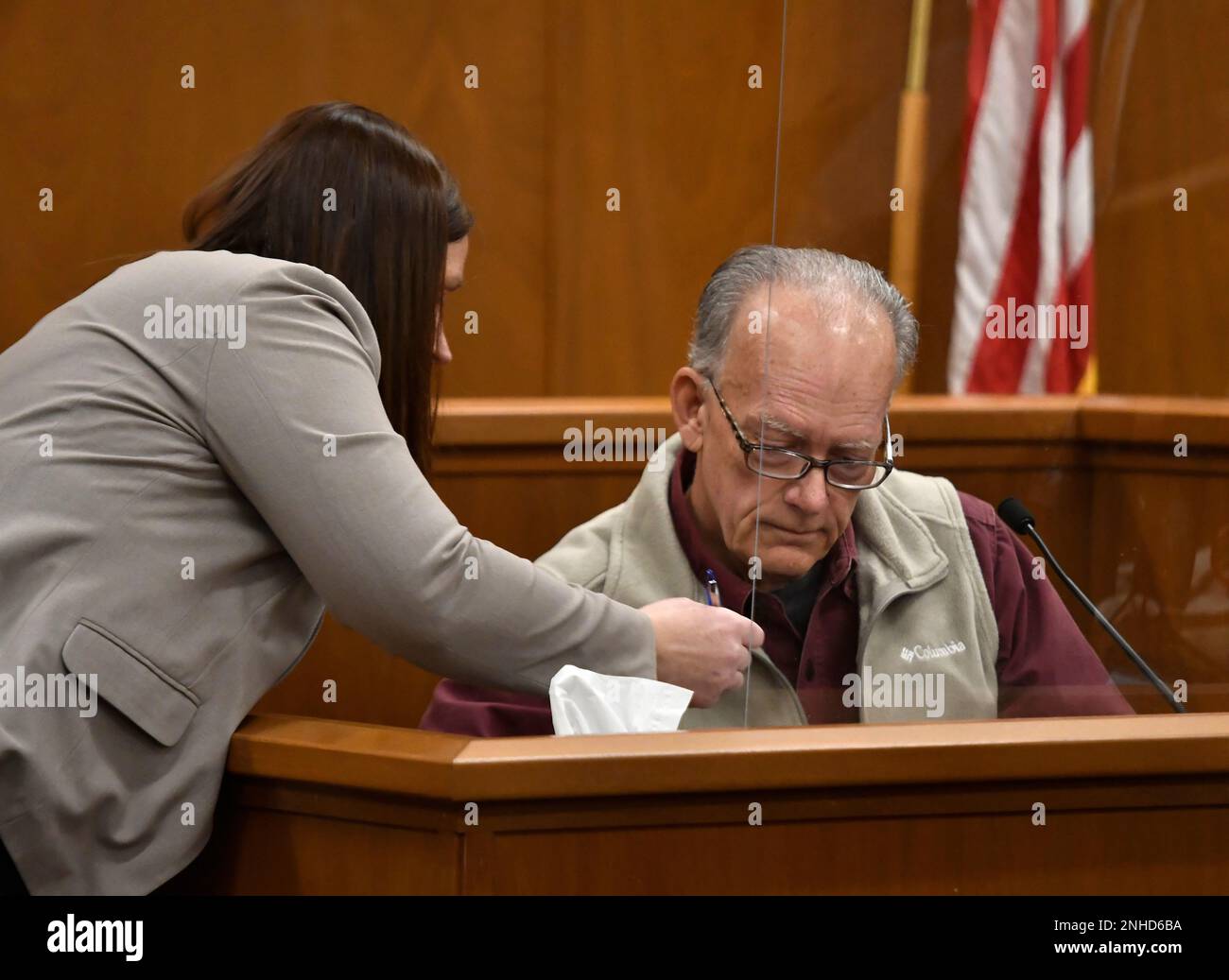 Bridget Krause, Mark Jensen's attorney, left, shows David Nehring, a former co-worker of Jensen, a document during the trial at the Kenosha County Courthouse in Kenosha, Wis., on Tuesday, Jan. 17, 2023. The Wisconsin Supreme Court ruled in 2021 that Jensen deserved a new trial in the 1998 death of his wife Julie Jensen, who was poisoned with antifreeze. (Sean Krajacic/The Kenosha News via AP, Pool) Banque D'Images