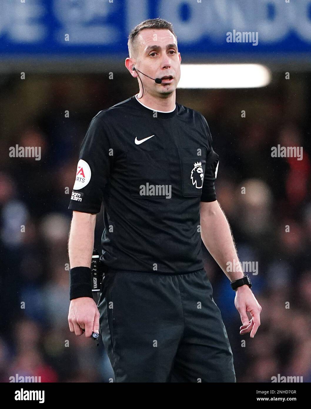 Arbitre David Coote lors du match de la Premier League à Stamford Bridge, Londres. Date de la photo: Samedi 18 février 2023. Banque D'Images