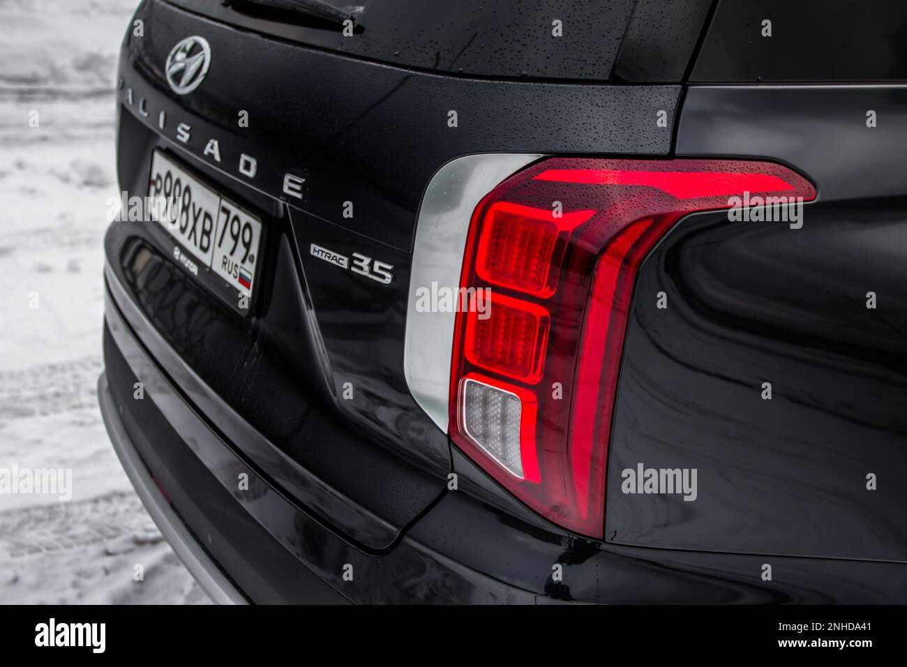 Moscou, Russie - 18 décembre 2021 Hyundai Palisade modèle LX2 feu arrière moderne d'une voiture. Feu stop et flèche du gros vus. Feu arrière de la voiture à proximité Banque D'Images