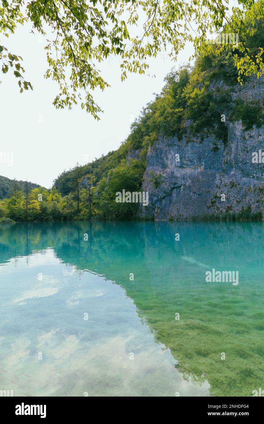 Falaises et eaux turquoise dans le parc national des lacs de Plitvice, Croatie. Banque D'Images