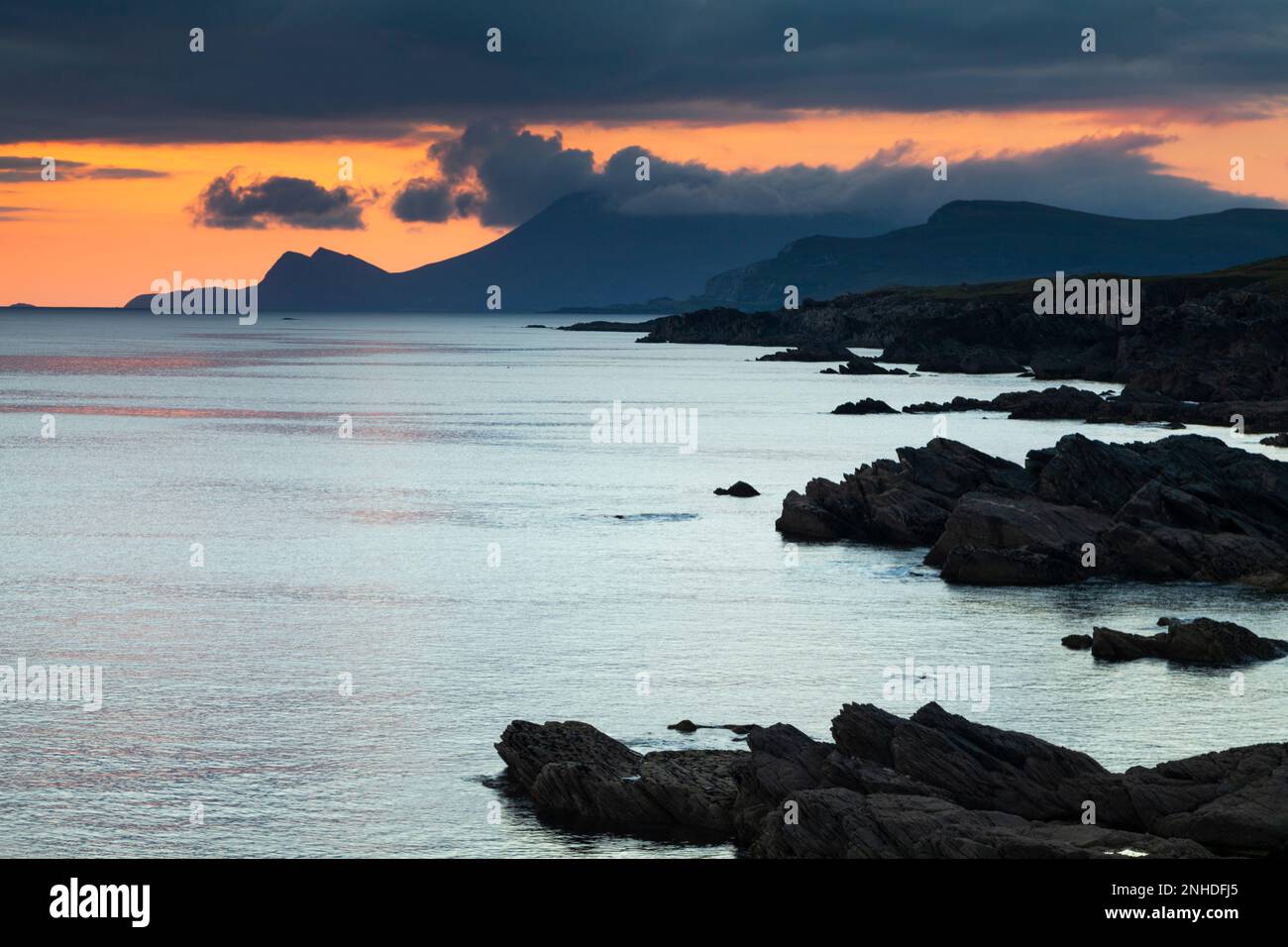 Vue au coucher du soleil sur la montagne de Croaghaun et les falaises de mer depuis l'Atlantic Drive sur l'île d'Achill sur la Wild Atlantic Way dans le comté de Mayo en Irlande Banque D'Images