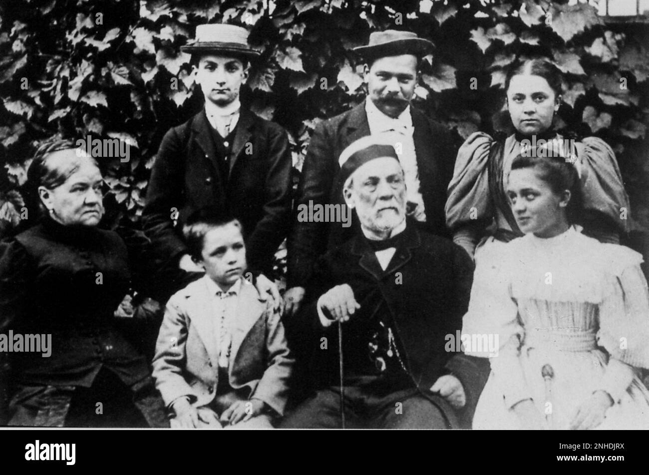 1892 , Arbois , France : le célèbre scientifique français , chimicien et microbiologiste LOUIS PASTEUR ( Dole 1822 - Villeneuve-l'Etang 1895 ) avec sa femme MARIE LAURENT ( première assise de gauche , 1826 - 1910 ) , debout ( de gauche ) le neveu ACHILLE LAURENT , Le gendre RENE' VALLERY RADOT ( 1858 - 1934 ) et sa fille MARIE LOUISE PASTEUR VALLERY RADOT ( 1858 - 1934 ) . Aux côtés de l'ancien Louis Pasteur, ses grands-fils LOUIS-PASTEUR VALLERY-RADOT ( 1886 - 1970 ) et CAMILLE VALLERY RADOT ( 1880 - 1932 ) - SCIENZIATO - portrait - ritrato - barbe - barba - ANTIRABBICA - PASTEURISATION - Banque D'Images