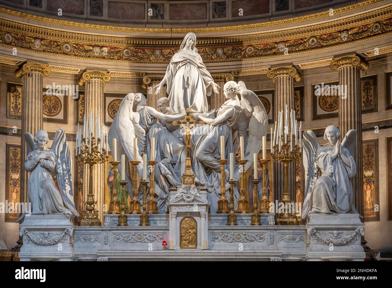 Paris, France - 02 21 2023: Vue à l'intérieur de l'église de la Madeleine Banque D'Images