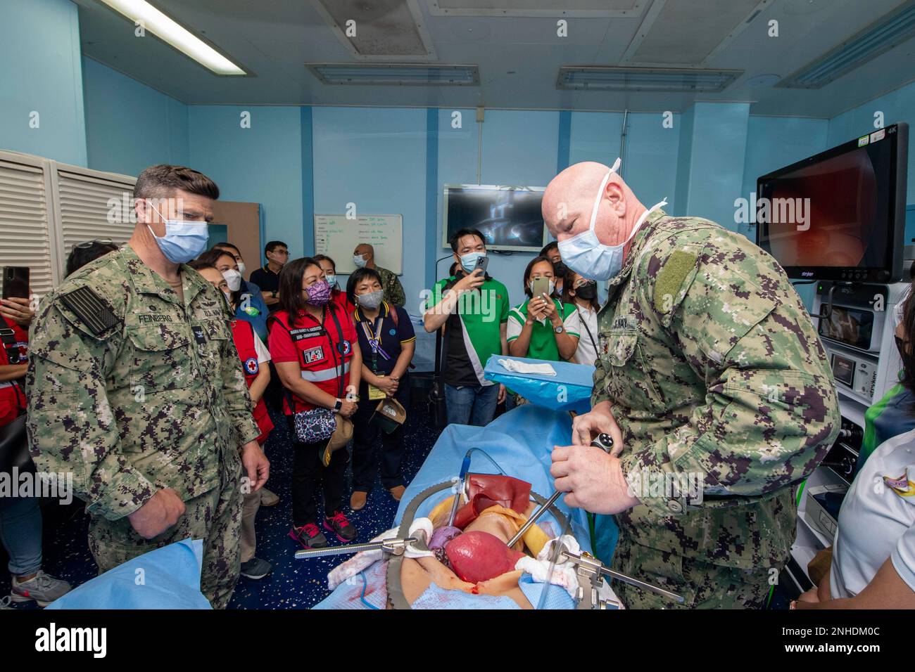 PUERTO PRINCESA, Philippines (28 juillet 2022) – le lieutenant Cmdr Eric Banker, de San Diego, à droite, fait la démonstration de procédures médicales avec une combinaison d'entraînement chirurgical coupée à bord du navire de l'hôpital militaire de commandement du Sealift USNS Mercy (T-AH 19) Au cours d'une tournée avec des bénévoles de la Croix-Rouge philippine et des membres de la Société médicale de Palawan pour soutenir le Partenariat Pacifique 2022. En 17th ans, le Partenariat Pacifique est la plus importante mission multinationale annuelle d'aide humanitaire et de préparation aux secours en cas de catastrophe menée dans l'Indo-Pacifique. Banque D'Images
