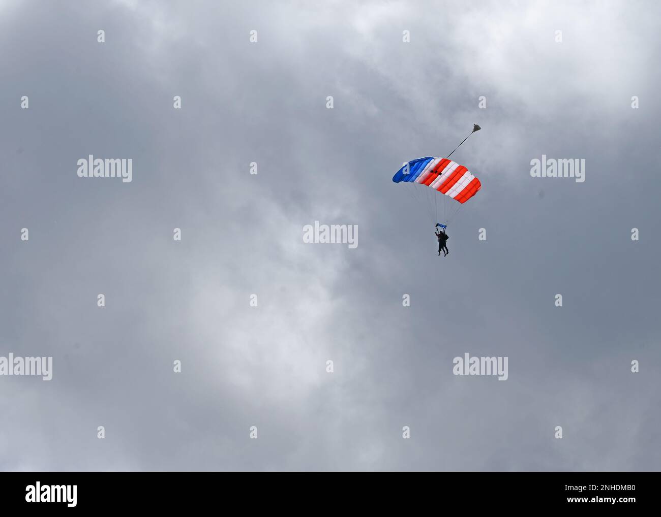 L'équipe nationale de parachutisme patriote d'hymne se produit pendant l'hymne national au salon aérien de l'Airventure de l'Association des aéronefs expérimentaux, Oshkosh, Wisconsin, 27 juillet 2022. EAA est le plus grand salon aérien annuel des États-Unis et est la plus grande célébration de l'aviation au monde. Banque D'Images