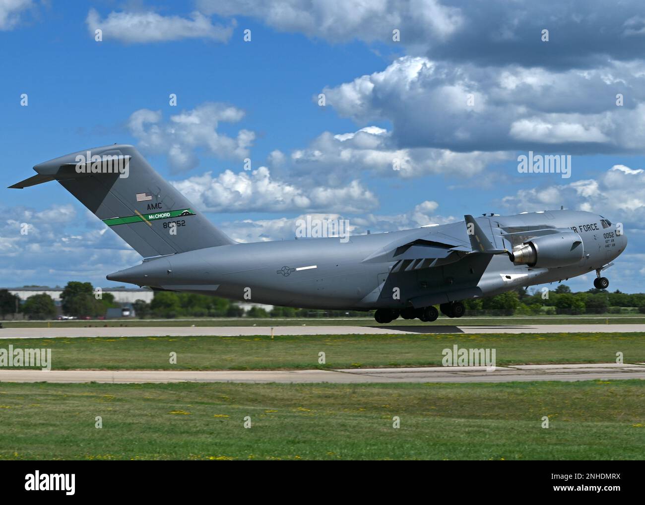 L'équipe de démonstration de la côte Ouest C-17 prend son envol dans un C-17 Globemaster III affecté à l'aile 62D du transport aérien de l'Association des aéronefs expérimentaux, Oshkosh, Wisconsin, 28 juillet 2022. EAA est le plus grand salon aérien annuel des États-Unis et est la plus grande célébration de l'aviation au monde. Banque D'Images