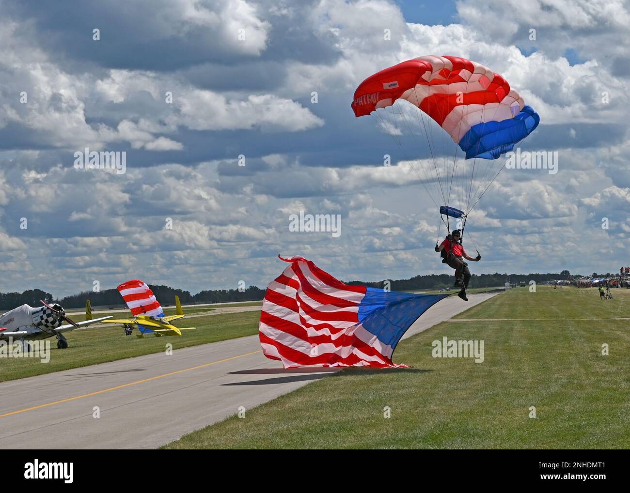 L'équipe nationale de parachutisme patriote d'hymne se produit pendant l'hymne national au salon aérien de l'Airventure de l'Association des aéronefs expérimentaux, Oshkosh, Wisconsin, 27 juillet 2022. EAA est le plus grand salon aérien annuel des États-Unis et est la plus grande célébration de l'aviation au monde. Banque D'Images