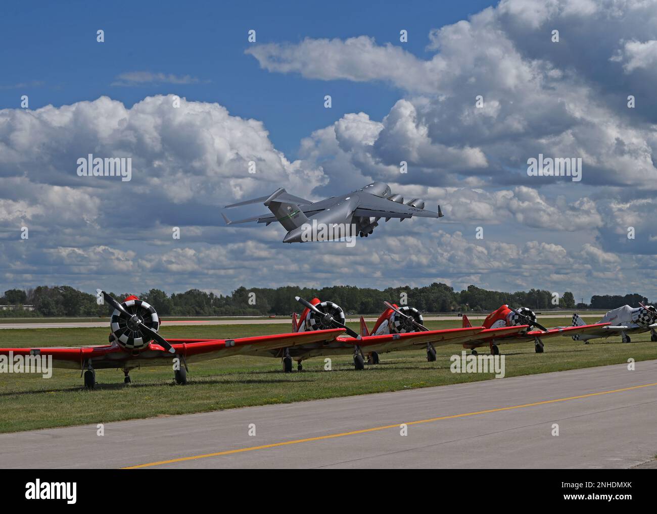L'équipe de démonstration de la côte Ouest C-17 prend son envol dans un C-17 Globemaster III affecté à l'aile 62D du transport aérien de l'Association des aéronefs expérimentaux, Oshkosh, Wisconsin, 28 juillet 2022. EAA est le plus grand salon aérien annuel des États-Unis et est la plus grande célébration de l'aviation au monde. Banque D'Images