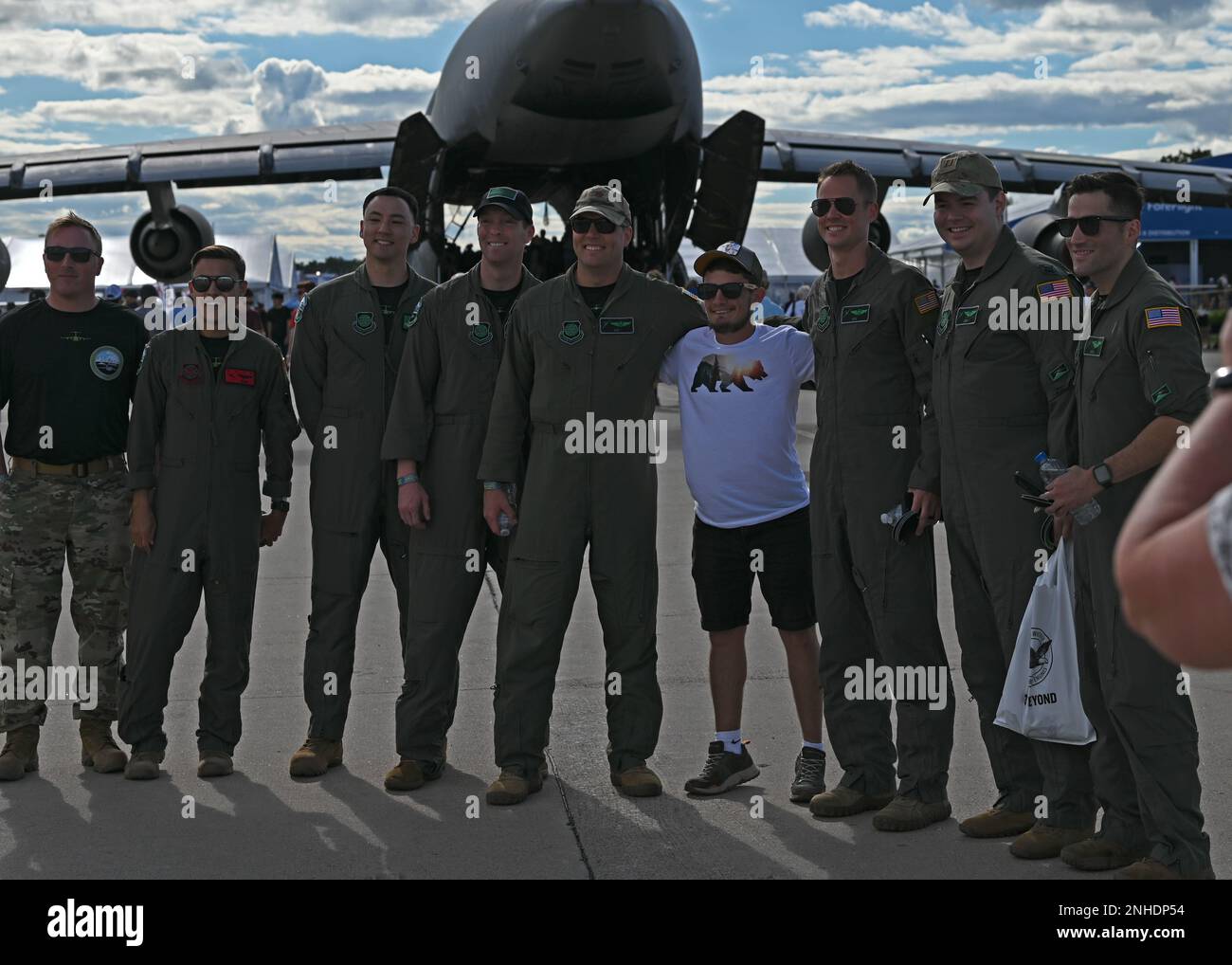 ÉTATS-UNIS L'équipe de démonstration de la côte ouest de la Force aérienne C-17, affectée à l'escadre de transport aérien de 62D, pose une photo avec des spectateurs au salon de l'aviation de l'Association des aéronefs expérimentaux, Oshkosh, Wisconsin, 29 juillet 2022. EAA est le plus grand salon aérien annuel des États-Unis et est la plus grande célébration de l'aviation au monde. Banque D'Images