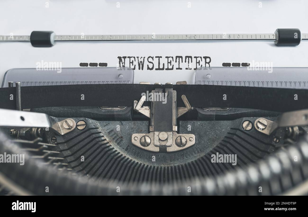 Gros plan de Word NEWSLETTER écrit sur l'ancienne machine à écrire manuelle Banque D'Images