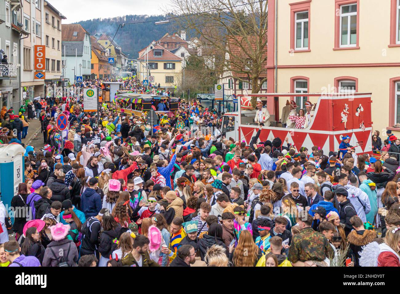 Neckargemuend, Allemagne - 18 février 2023 : défilé traditionnel de carnaval dans le carnargemuend dans la région palatine du Bade-Wurtemberg, Allemagne Banque D'Images