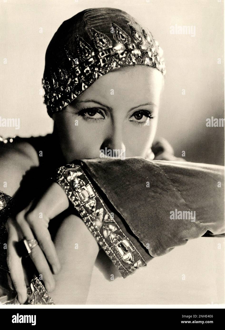 1932 , Etats-Unis : l'actrice GRETA GARBO à MATA HARI par Edmund Goulding , D'un roman de Vicki Baum - MGM - FILM - FILM - CINÉMA - portrait - ritrato - diva - divina - divin - spia - espion - chapeau - cappello - ring - anello - occhi - yeux - mistero - mystère - mains - mano - mani ---- Archivio GBB Banque D'Images