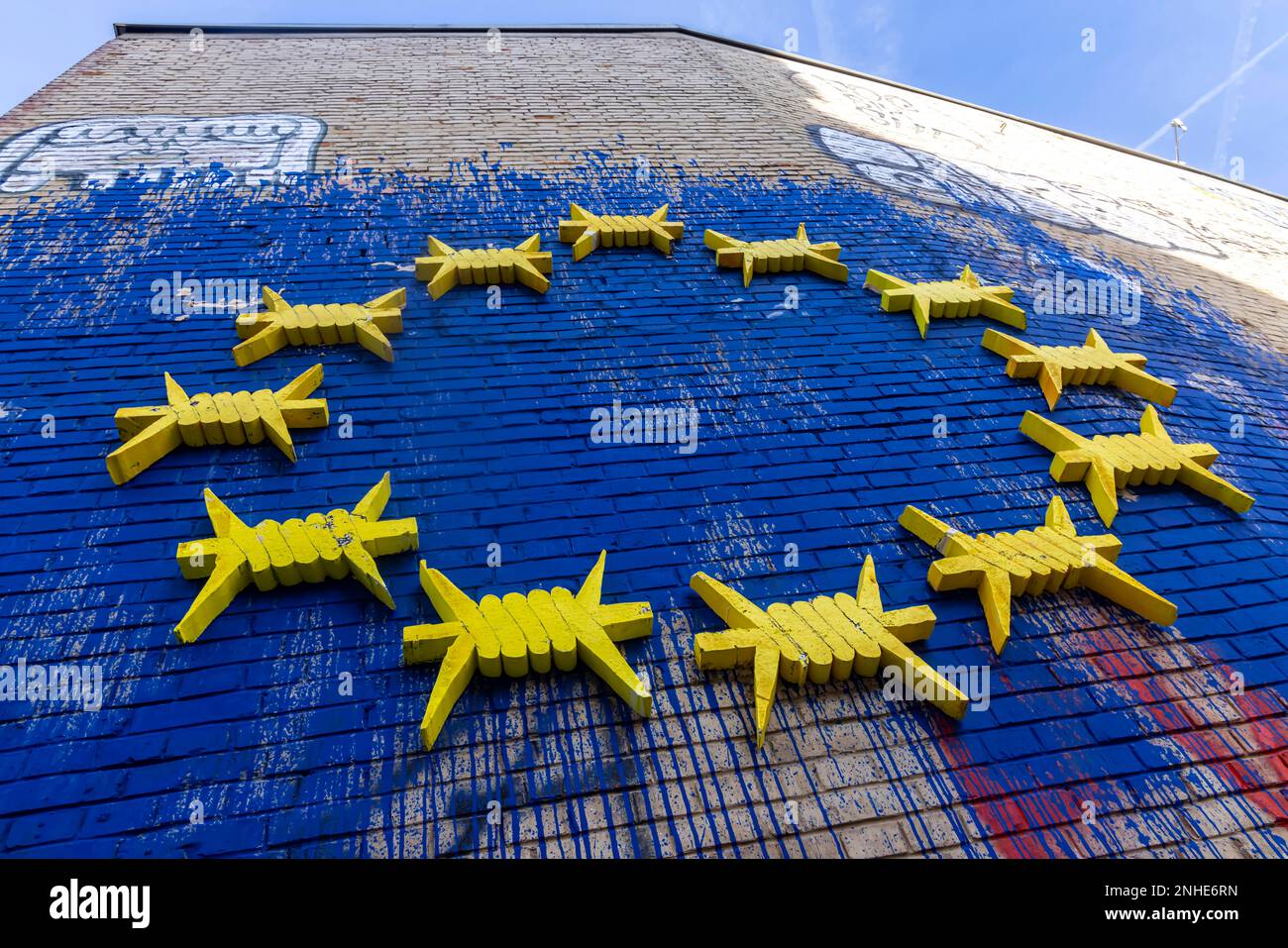 Drapeau européen, graffiti avec fil barbelé pour protester contre la politique européenne d'asile, Stuttgart, Bade-Wurtemberg, Allemagne Banque D'Images