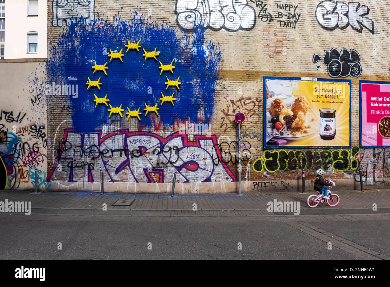 Drapeau européen, graffiti avec fil barbelé pour protester contre la politique européenne d'asile, Stuttgart, Bade-Wurtemberg, Allemagne Banque D'Images