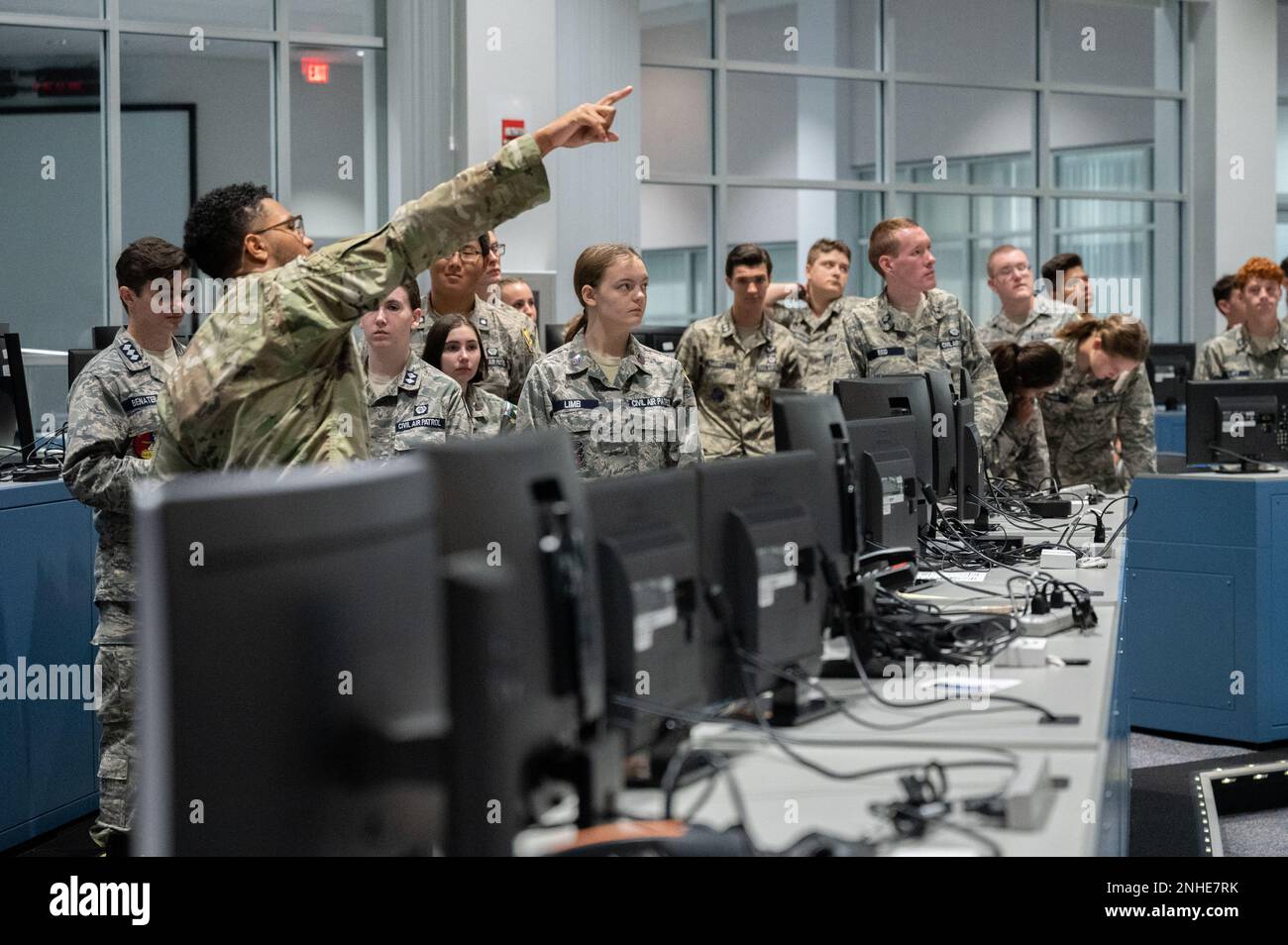 Les cadets de l'Académie des opérations de la Force spatiale de la patrouille aérienne civile font le tour du Centre des opérations de Morrell, du Centre de la Force spatiale du Cap-Canaveral, à 28 juillet 2022. Ils ont assisté à un mémoire de l'escadron météorologique 45, ont traversé la salle de surveillance et la salle de contrôle de la mission. Banque D'Images