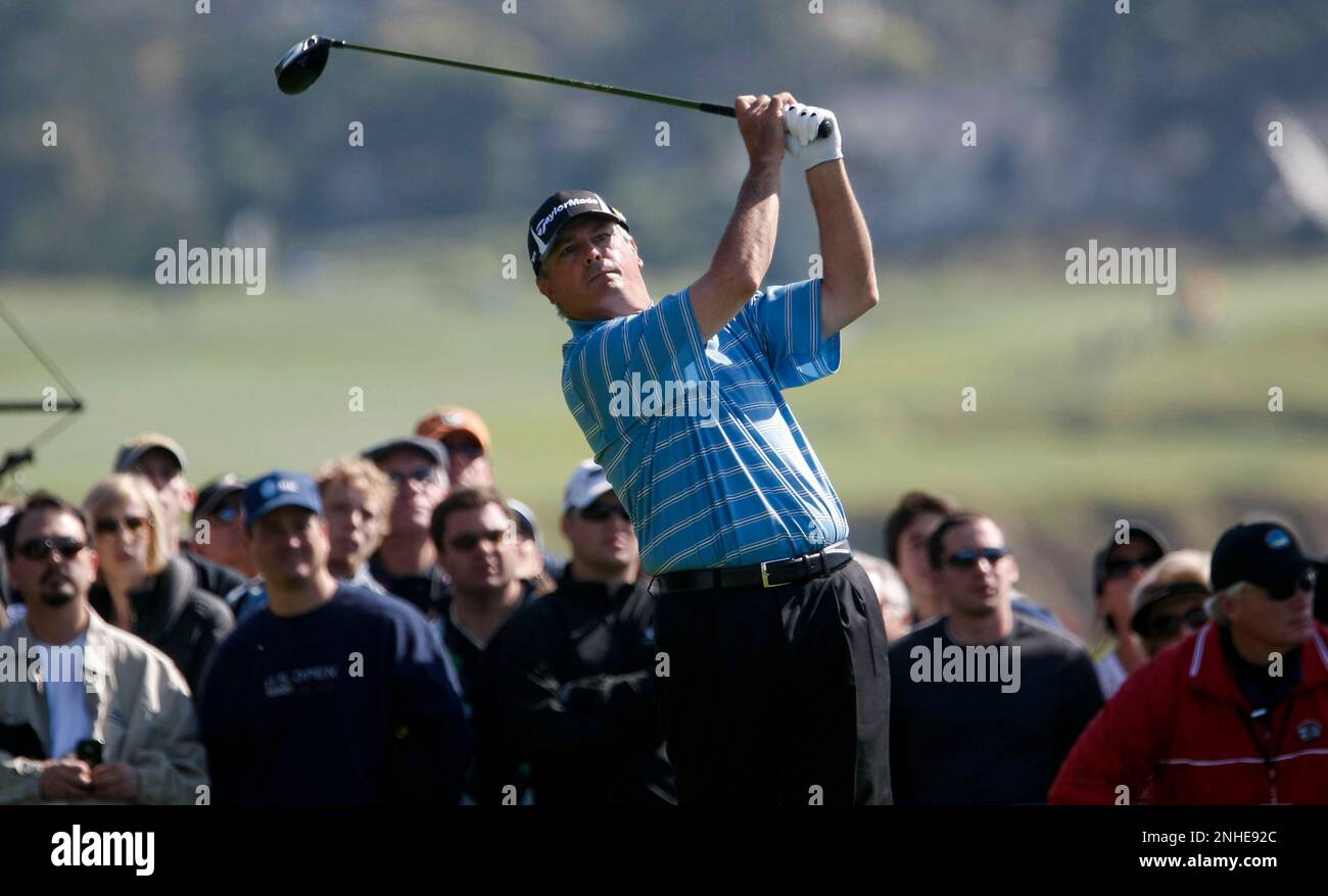 Paul Godyos watches his shot oh the 14th tee, at the Pebble Beach Golf Links, during final round of the AT&T National Pro-Am golf tournament on Sunday February 14, 2010, in Pebble Beach, Calif., which was won by Dustin Johnson. (Michael Macor/San Francisco Chronicle via AP) Banque D'Images
