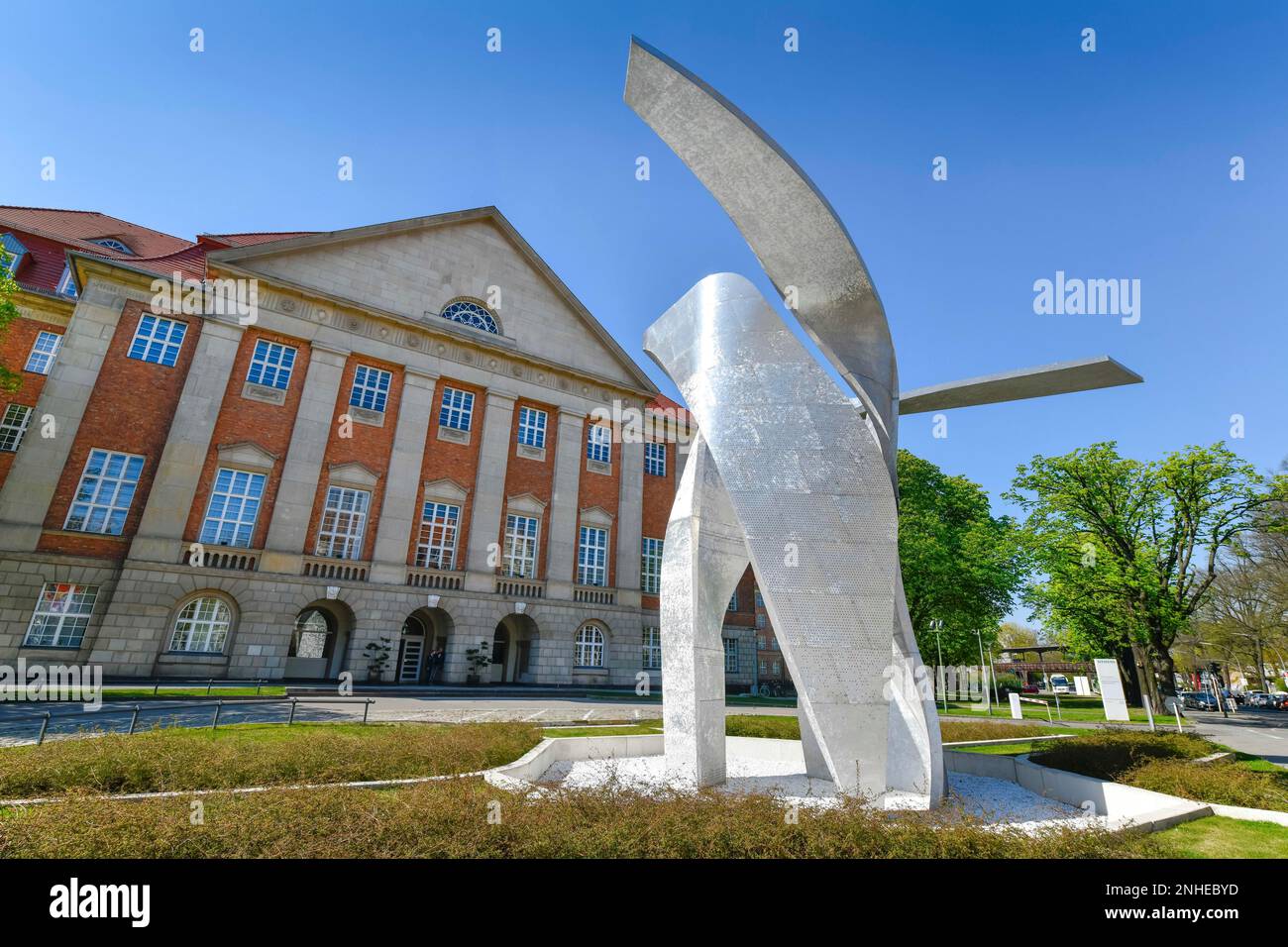 Sculpture de Daniel Libeskind, aile, devant le bâtiment administratif de Siemens, Rohrdamm, Siemensstadt, Spandau, Berlin, Allemagne Banque D'Images