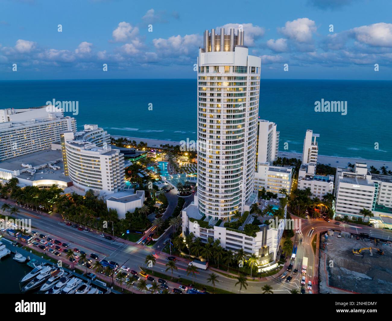 Miami Beach, FL, Etats-Unis - 17 février 2023: Photo aérienne Hôtel Fontainebleau Miami Beach au crépuscule de l'heure bleue Banque D'Images