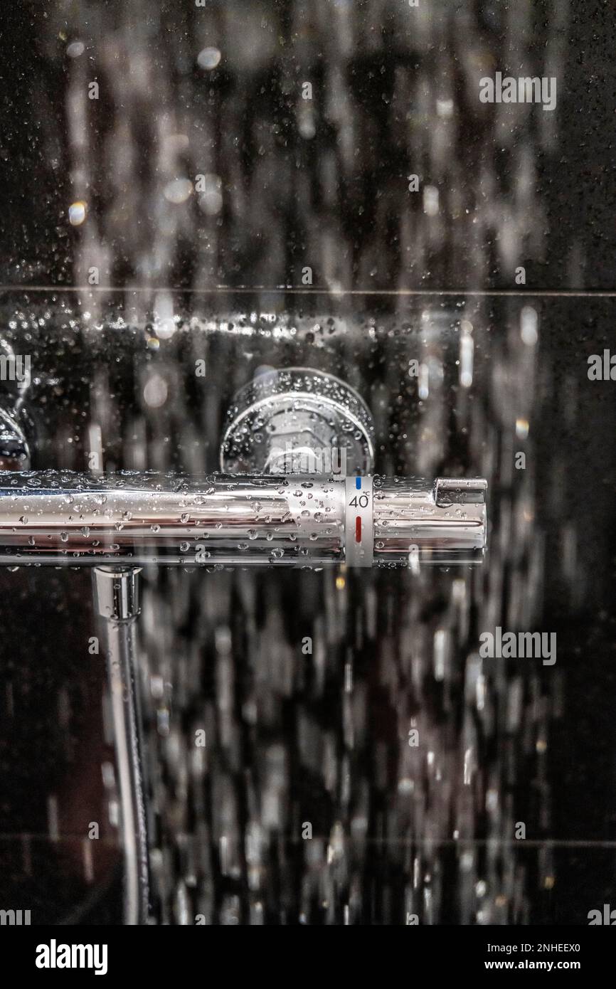 Douche, montage, régulation de température, régulation de température de l'eau de douche, Banque D'Images