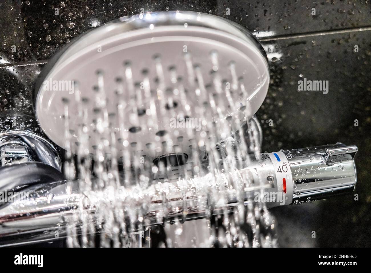 Douche, montage, régulation de température, régulation de température de l'eau de douche, Banque D'Images