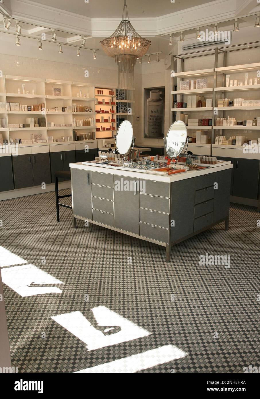 sfisaug_window__008_mac.jpg Fresh, a new skin care and body care store in the Hammersmith Building near Union Square. 301 Sutter St. Window Shopping Column. Photographed in, San Francisco, Ca, on 6/22/07. Photo by: Michael Macor/ The Chronicle (Michael Macor/San Francisco Chronicle via AP) Banque D'Images
