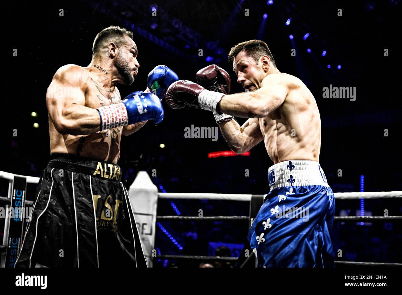 Boxe, Felix Sturm GER (pantalon bleu) vs Suekrue Altay TUR (pantalon noir), Porsche Arena, Stuttgart, Bade-Wurtemberg, Allemagne Banque D'Images