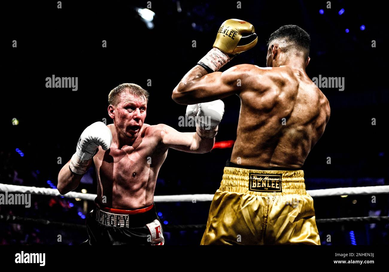 Boxe, Anas El Abid GER (pantalon doré) contre Siarhei Huliakevich BLR (pantalon noir), Porsche Arena, Stuttgart, Bade-Wurtemberg, Allemagne Banque D'Images