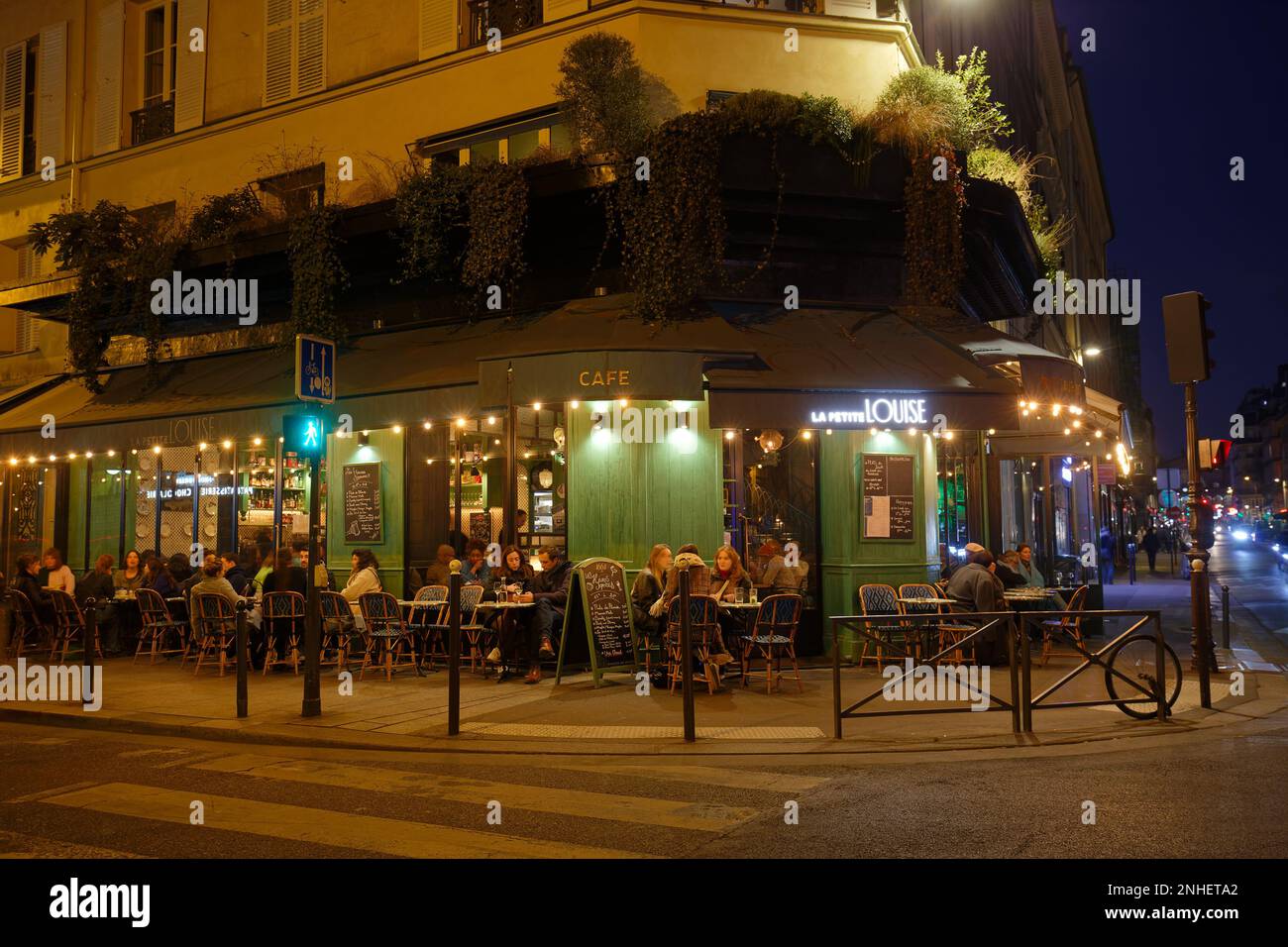 Le restaurant traditionnel français la petite Louise . Il est situé dans la rue Château dEau, dans le 10th arrondissement de Paris, en France. Banque D'Images