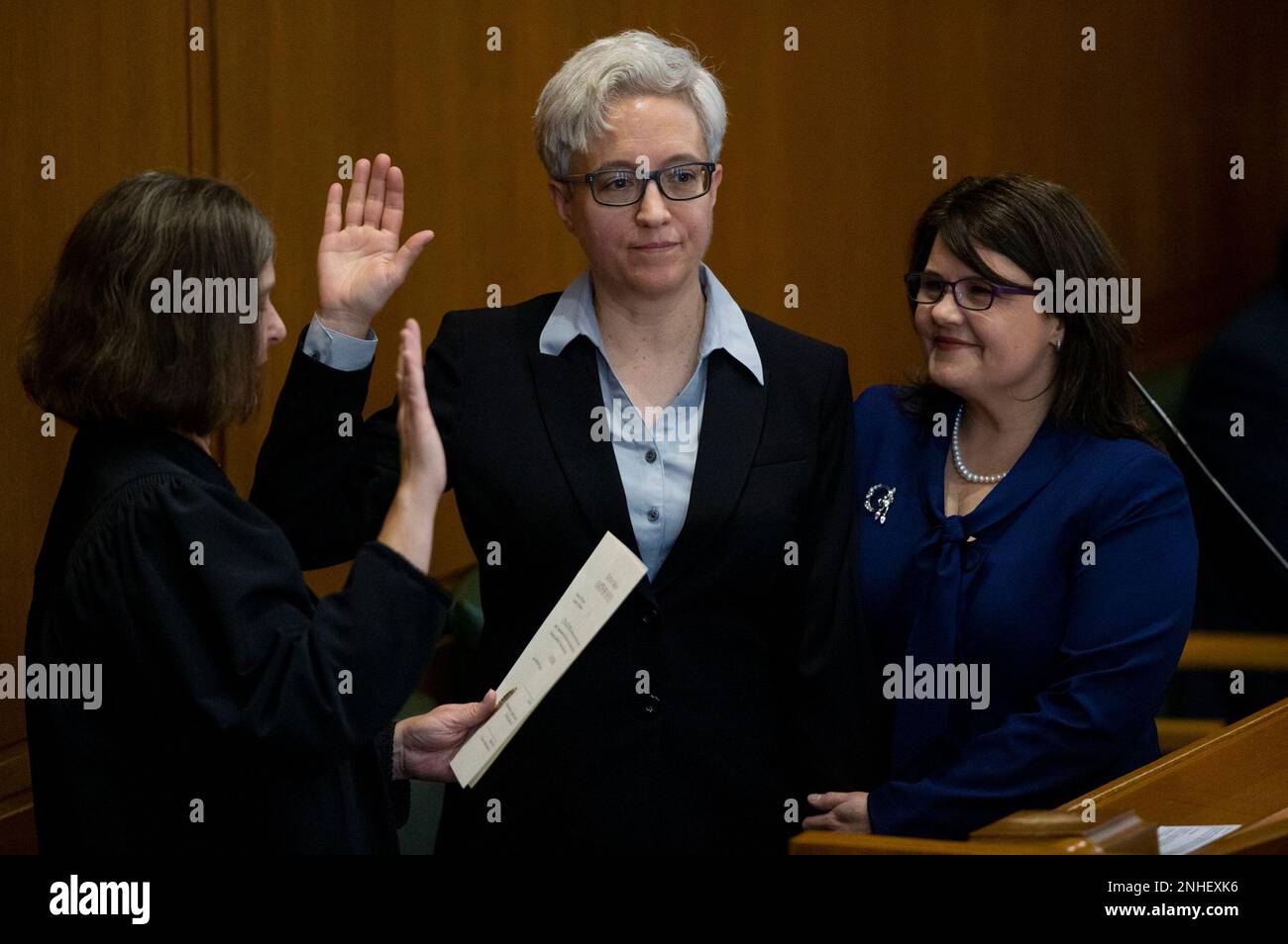 Tina Kotek, center, was accompanied by her wife Aimee Wilson, right, as Kotek was sworn in as Oregon governor at the state Capitol building in Salem, Ore., on Monday, Jan. 9, 2023. (Dave Killen/The Oregonian via AP, Pool) Banque D'Images