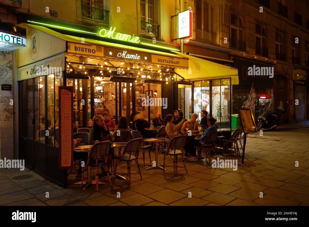 Mamie est un restaurant français traditionnel situé dans le quartier de Paris en 10th. Il est situé rue du Faubourg Saint-Denis. Banque D'Images