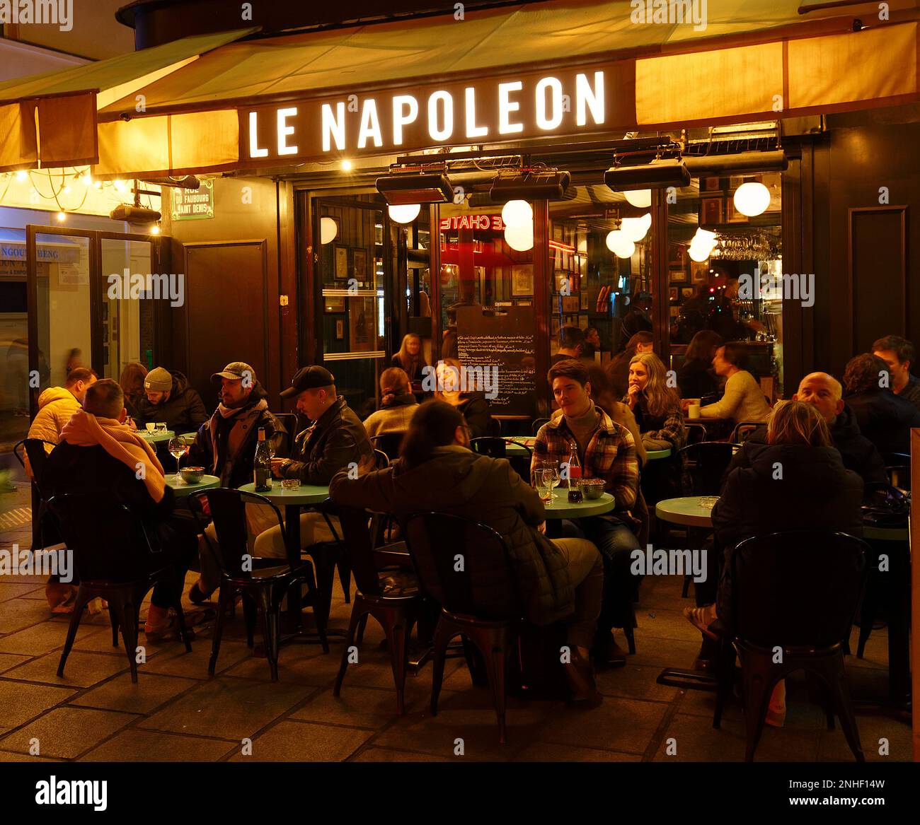 Paris, France-19 février 2023 : Napoléon est un restaurant français traditionnel situé dans le quartier de Paris en 10th. Il est situé rue du Faubourg Saint-Denis. Banque D'Images