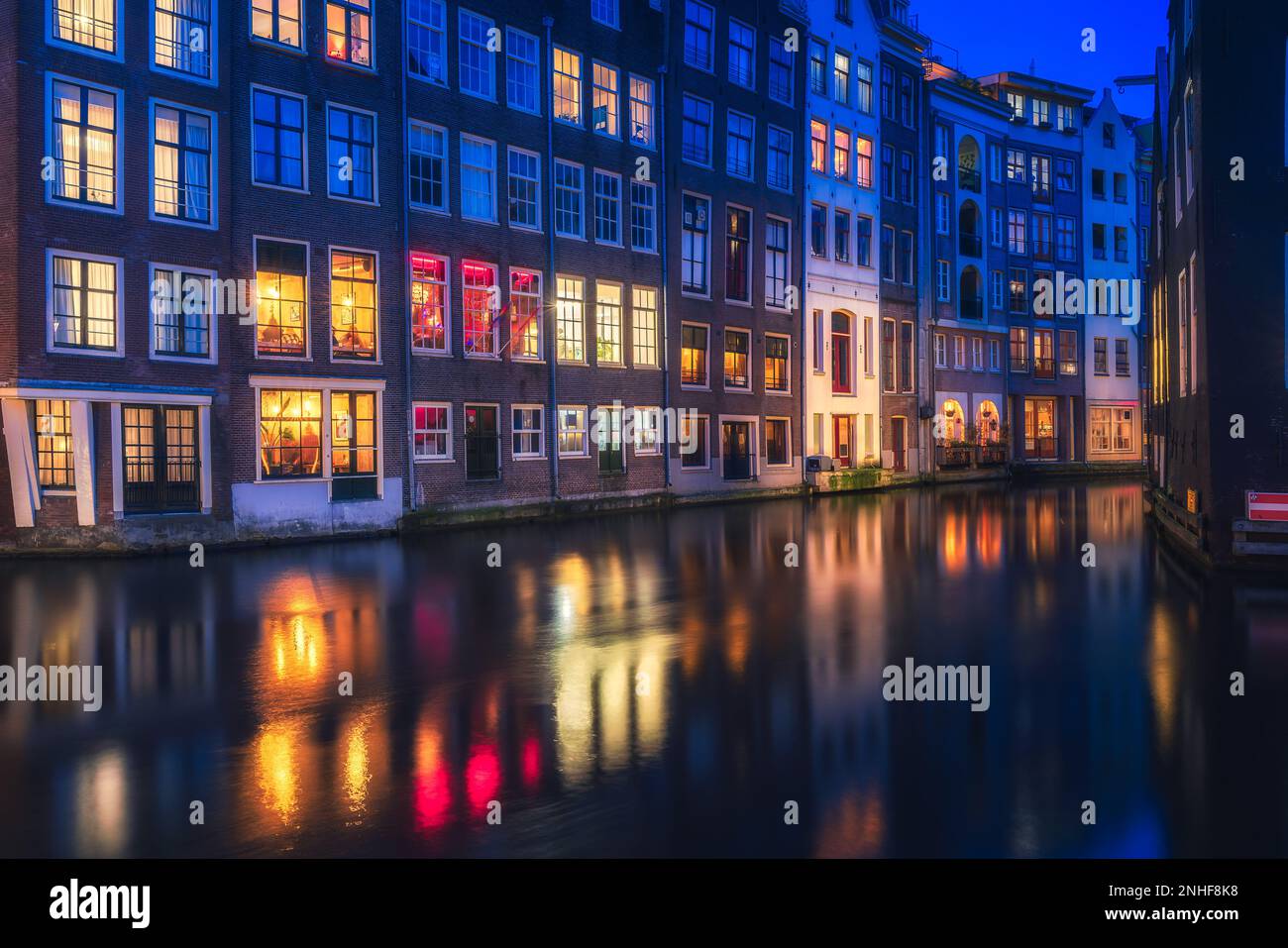 Nuit d'Amsterdam, nuit rouge du quartier avec des fenêtres colorées près de la basilique saint-nicolas Banque D'Images