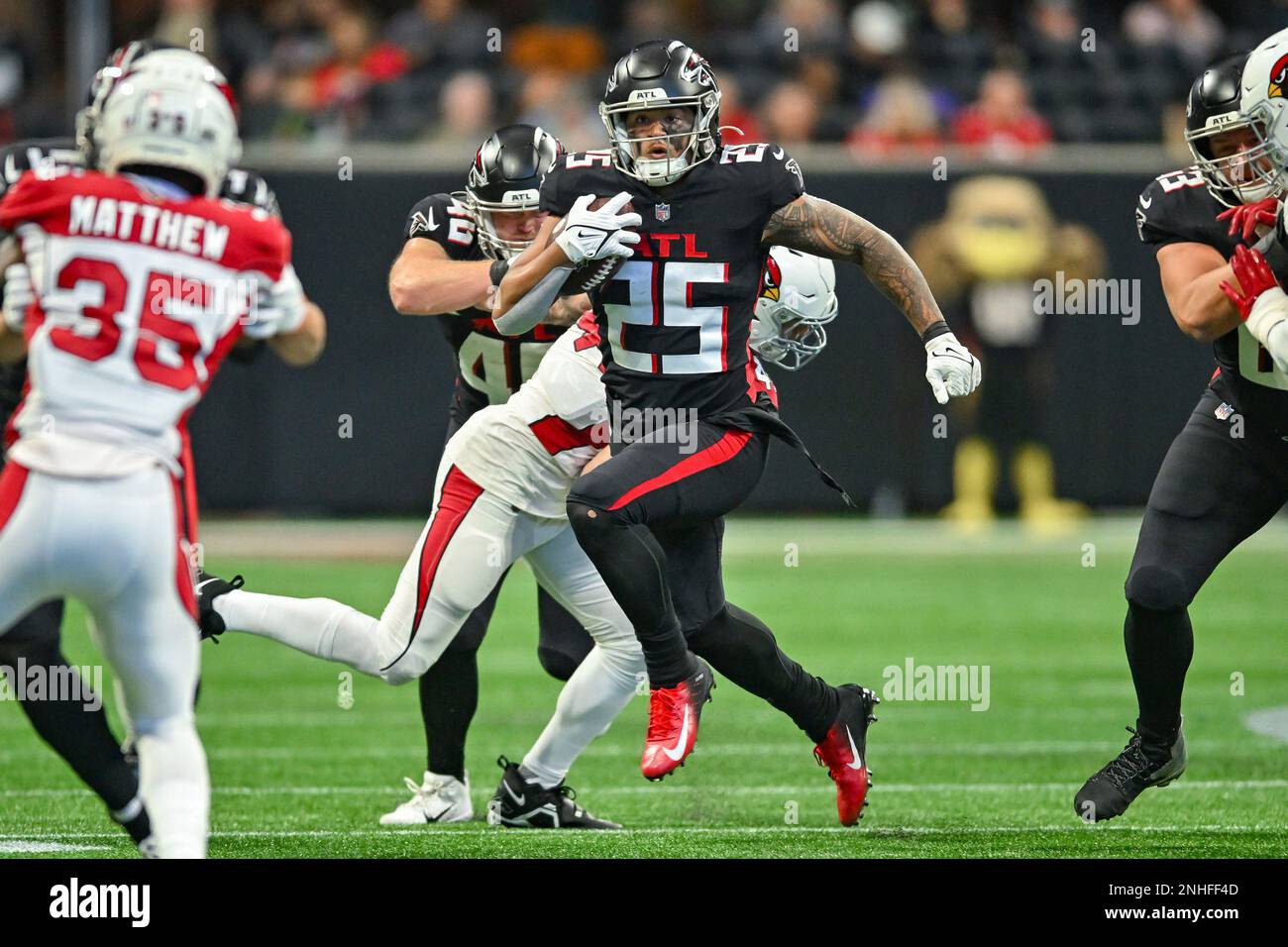 ATLANTA, GA JANUARY 01 Atlanta running back Tyler Allgeier (25) runs