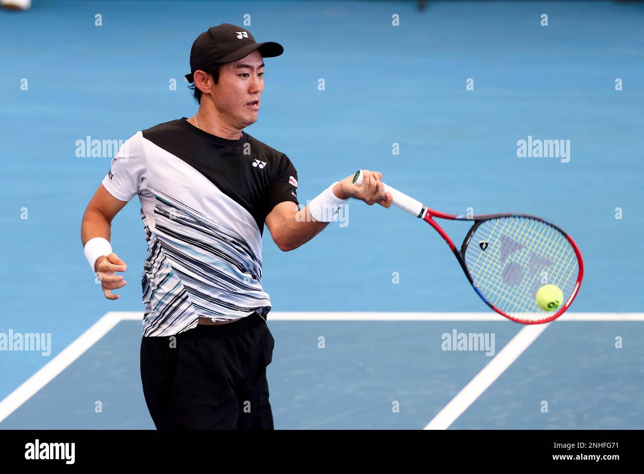 ADELAIDE, AUSTRALIA - JANUARY 07: Yoshihito Nishioka of Japan volleys the ball during the Adelaide International tennis match between Sebastian Korda of United States and Yoshihito Nishioka of Japan at Memorial Drive on January 07, 2023 in Adelaide, Australia. (Photo by Peter Mundy/Speed Media/Icon Sportswire) (Icon Sportswire via AP Images) Banque D'Images