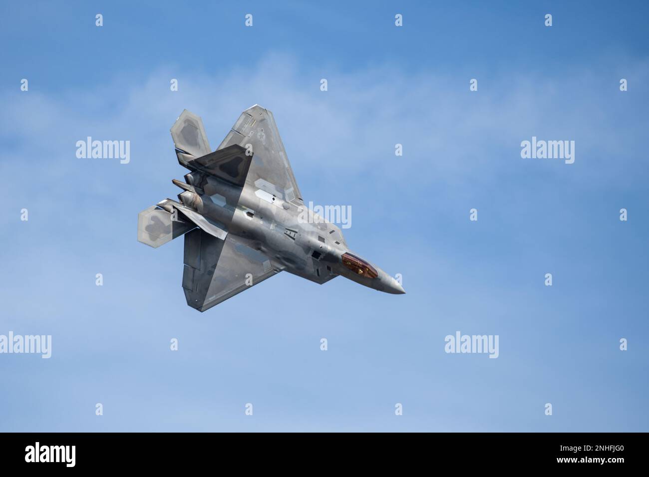 ÉTATS-UNIS Le major de la Force aérienne Joshua 'Cabo' Gunderson, commandant de l'équipe de démonstration de Raptor du Commandement de combat aérien F-22 de la base aérienne de Langley, Hampton, Virginie, se produit pendant la journée portes ouvertes du tonnerre arctique à la base conjointe Elmendorf-Richardson, Alaska, 29 juillet 2022. L'équipe vole aux spectacles aériens du monde entier, effectuant des manœuvres qui démontrent les capacités de l'avion de chasse de cinquième génération. Banque D'Images