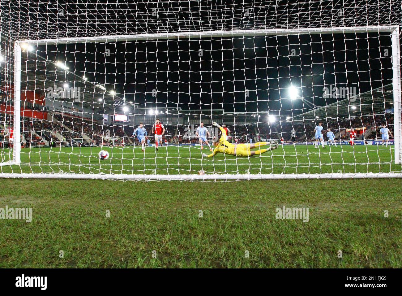 AESSEAL New York Stadium, Rotherham, Angleterre - 21st février 2023 Ollie Rathbone (18) de Rotherham United marque le but d'ouverture - pendant le match Rotherham v Sunderland, Sky Bet Championship, 2022/23, AESSEAL New York Stadium, Rotherham, Angleterre - 21st février 2023 crédit: Arthur Haigh/WhiteRosephotos/Alay Live News Banque D'Images