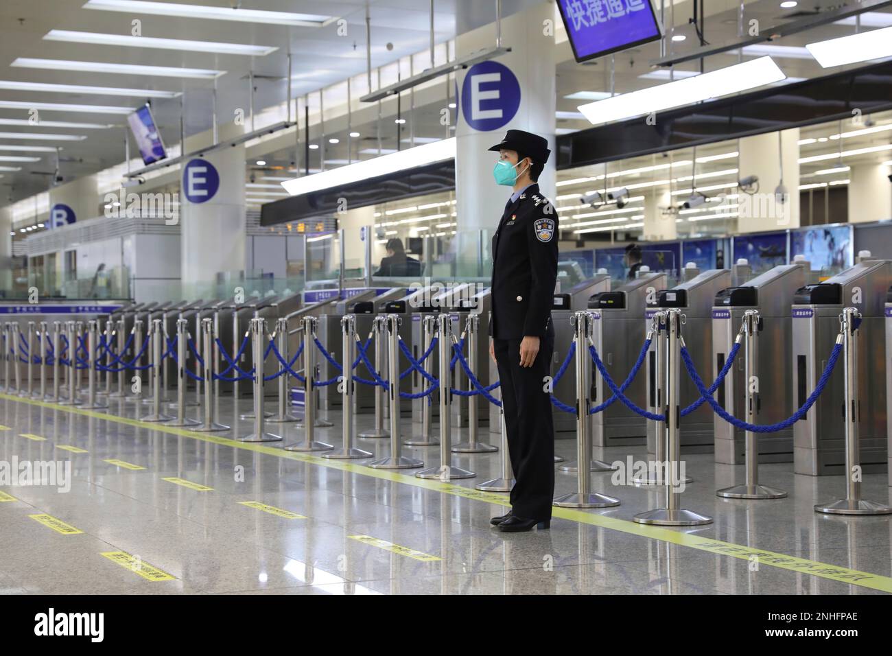 Immigration inspection officers prepare the re-opening of entry and exit with Hong Kong at an entry point in Shenzhen in south China's Guangdong province Friday, Jan. 06, 2023. (FeatureChina via AP Images) Banque D'Images
