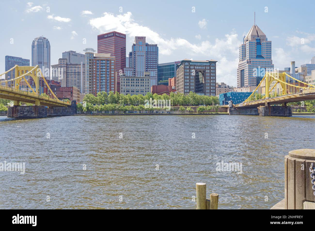 Vue du centre-ville de Pittsburgh depuis la rive nord, entre les ponts Andy Warhol et Roberto Clemente. Banque D'Images