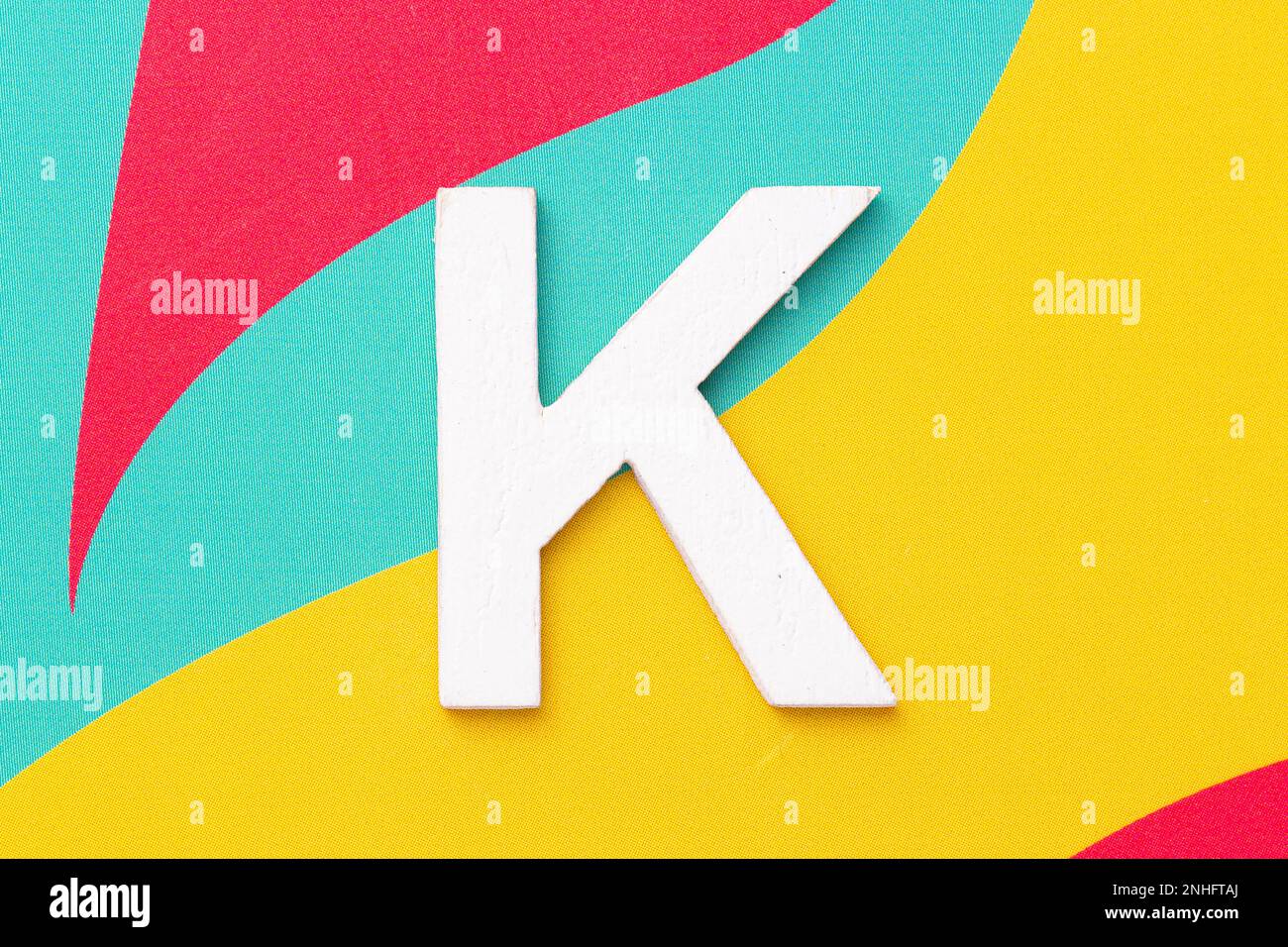 Lettre K de l'alphabet sur fond de couleur, vue du dessus Banque D'Images