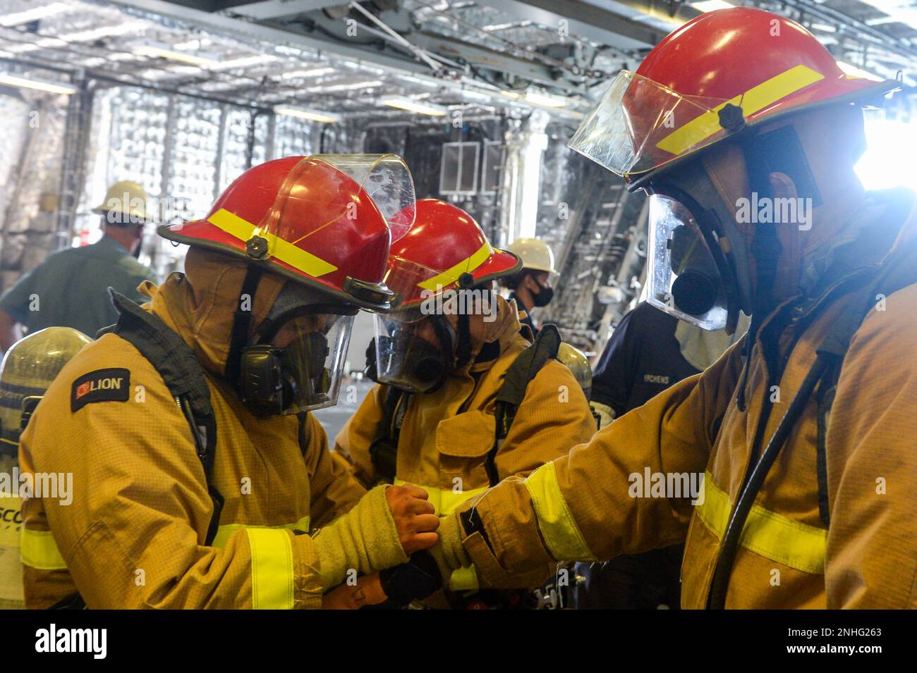 220729-N-ZS023-1127 SAN DIEGO (29 juillet 2022) navire de combat littoral de type Independence-variant USS Manchester (LCS 14) les marins ne mettent pas d'équipement de protection contre le feu lors d'un exercice de contrôle des dégâts. Les LCS sont des plates-formes rapides, agiles et axées sur la mission conçues pour fonctionner dans des environnements proches du littoral, pour se protéger des menaces côtières datant de 21st ans. Le LCS prend en charge les missions de présence, de sécurité maritime, de contrôle de la mer et de dissuasion dans le monde entier. Banque D'Images