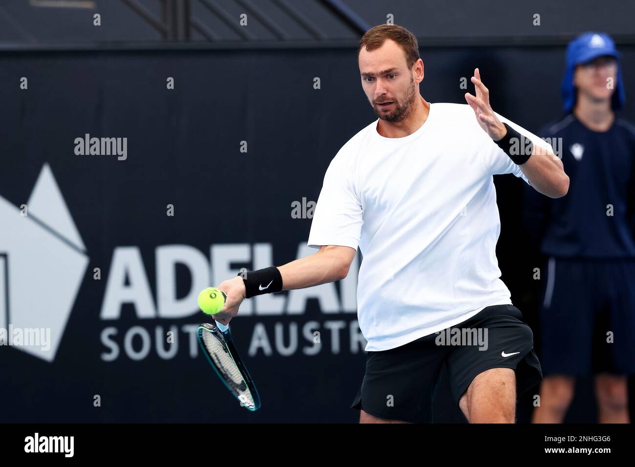 ADELAIDE, AUSTRALIA - JANUARY 05: Roman Safiullin plays a forehand during the Adelaide International tennis match between Roman Safiullin and Denis Shapovalov of Canada at Memorial Drive on January 05, 2023 in Adelaide, Australia. (Photo by Peter Mundy/Speed Media/Icon Sportswire) (Icon Sportswire via AP Images) Banque D'Images