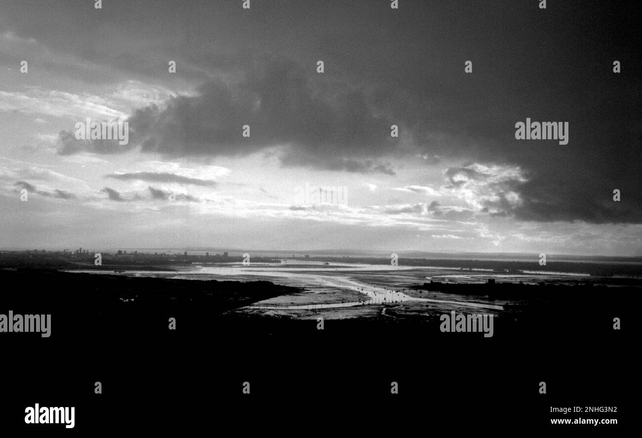 AJAXNETPHOTO. 1990. PORTSMOUTH, ANGLETERRE. - PORT NATUREL - PORTSMOUTH PORT ET VILLE VUS À MARÉE BASSE DE LA COLLINE DE PORTSDOWN VUE VERS L'ÎLE DE WIGHT AVANT QUE LES TRAVAUX SUR LA CONSTRUCTION DE LA TOUR MILLENIUM AIENT COMMENCÉ.PHOTO:JONATHAN EASTLAND/AJAX REF:M634 Banque D'Images