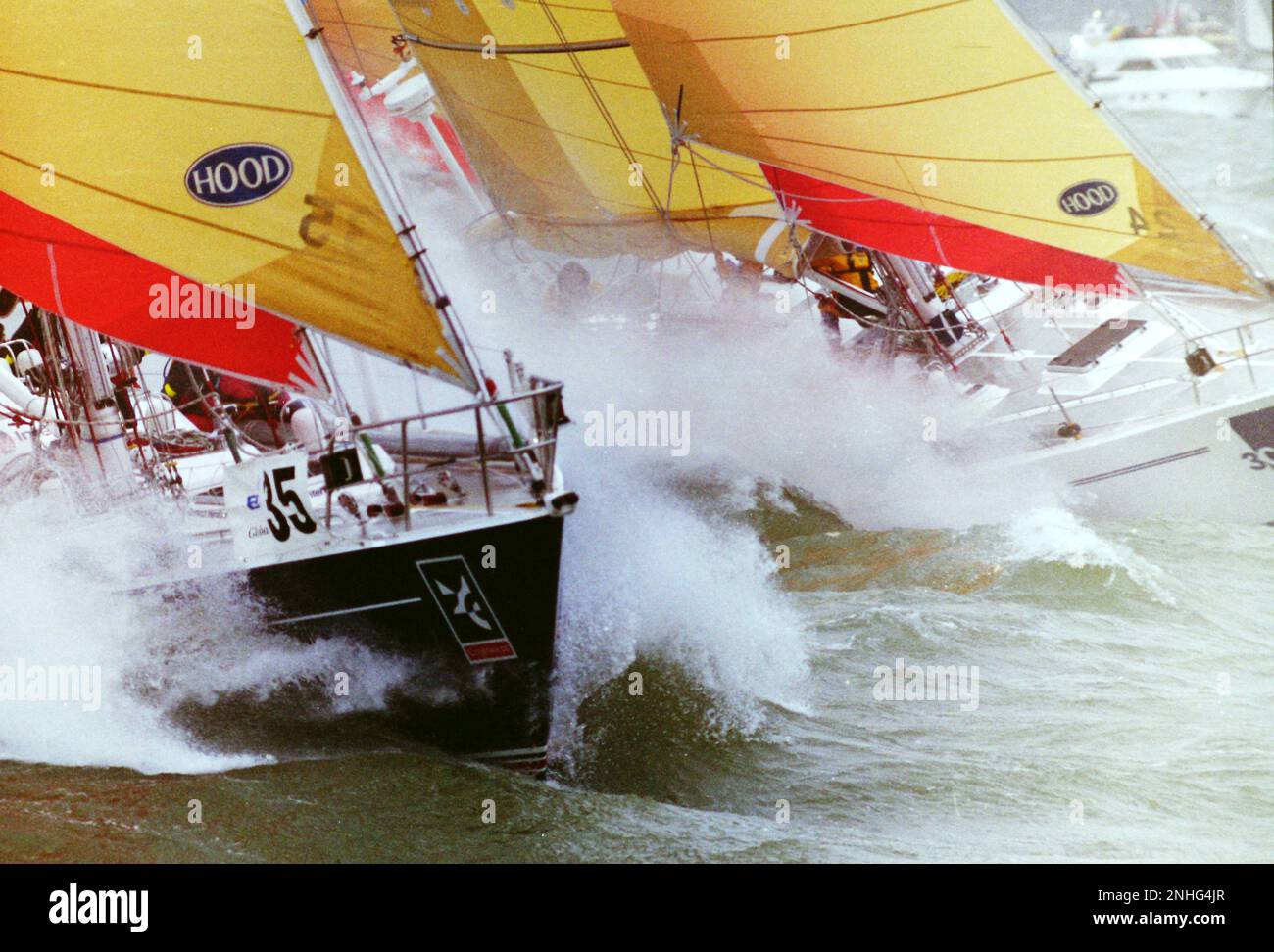 AJAXNETPHOTO. 29TH SEPTEMBRE 1996. SOLENT, ANGLETERRE. - BT GLOBAL CHALLENGE - COURSE DE YACHT - LA FLOTTE SE LANCE DANS LES CONDITIONS MÉTÉOROLOGIQUES DE FORCE DE GALE. PHOTO:JONATHAN EASTLAND/AJAX REF:1331081 573 Banque D'Images