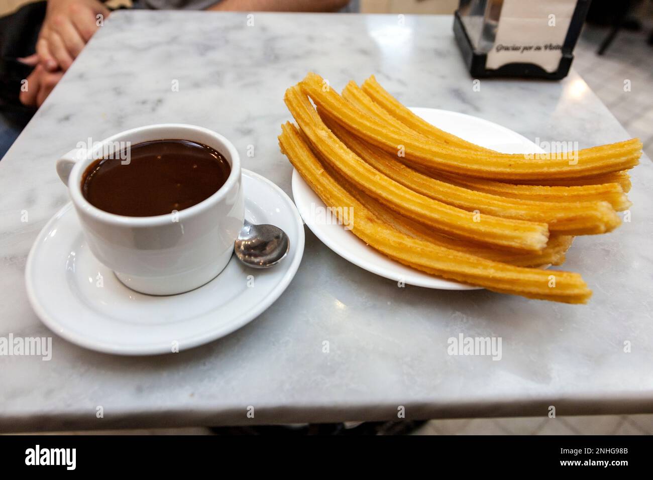 Churros et sauce au chocolat à la célèbre Chocolateria San Gines - la plus ancienne devise et chocolaterie de Madrid, Espagne Banque D'Images