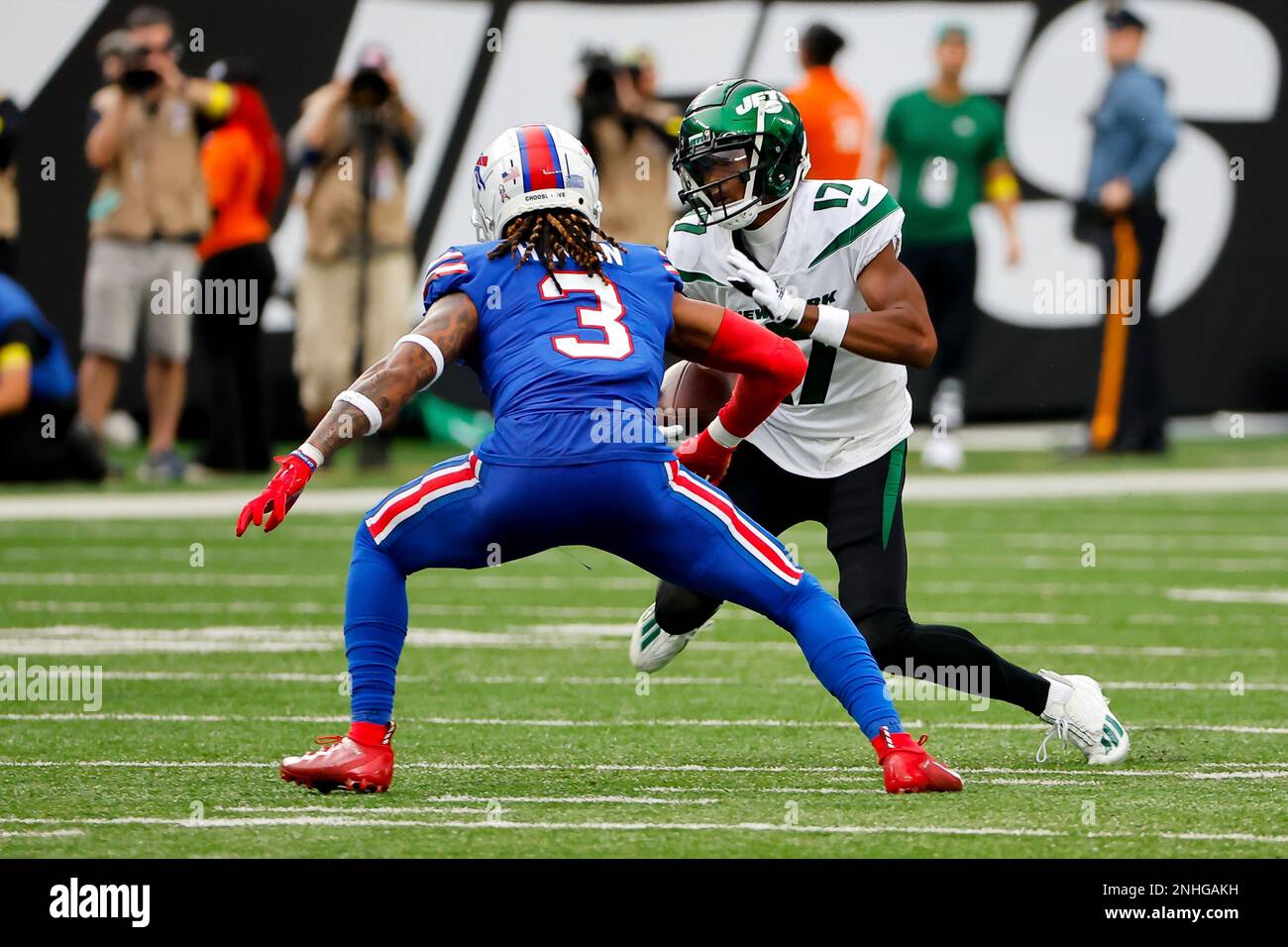EAST RUTHERFORD, NJ - NOVEMBER 06: Buffalo Bills safety Damar Hamlin (3) tackles New York Jets wide receiver Garrett Wilson (17) during the National Football League game between the New York Jets and the Buffalo Bills on November 6, 2022 at MetLife Stadium in East Rutherford, New Jersey. (Photo by Rich Graessle/Icon Sportswire) (Icon Sportswire via AP Images) Banque D'Images