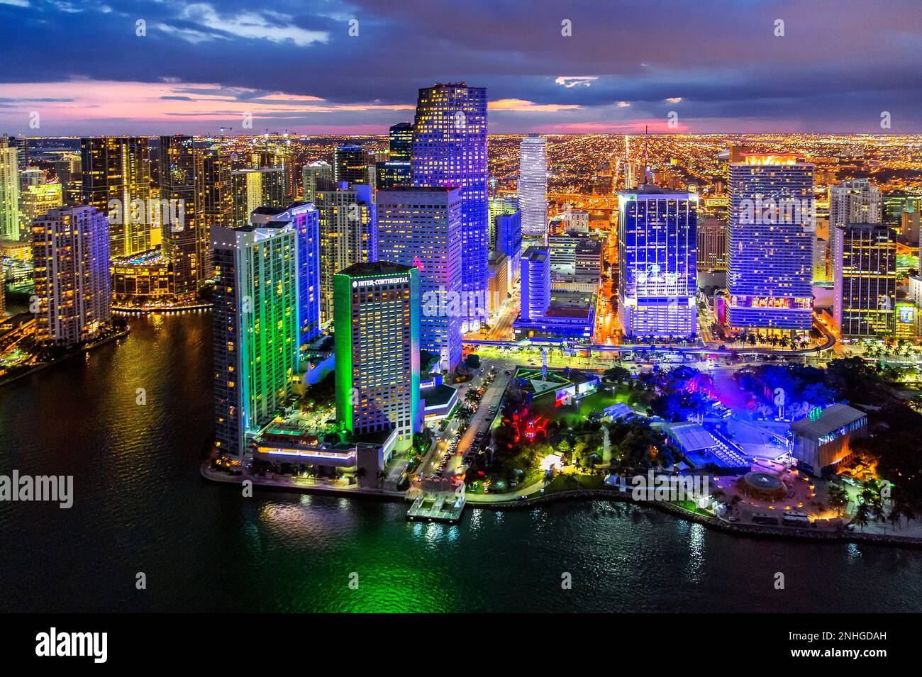 Miami Downtown et Bayside célébrant le festival Ultra Music, Neon Lights Aerial View, Miami, Floride du Sud, Dade, Floride, États-Unis Banque D'Images
