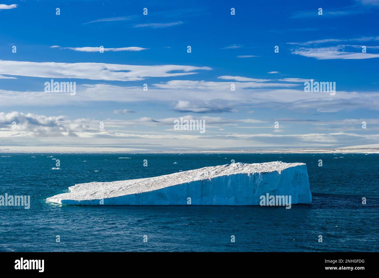 Eau s'échappant du plateau de glace de l'arctique au large des îles Svalbard de Norvège Banque D'Images